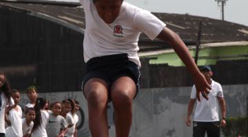 menina salta  durante a competição #pracegover 
