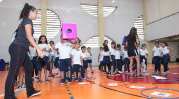 Crianças se divertem na Semana do Brincar sob orientação de universitários em Santos
