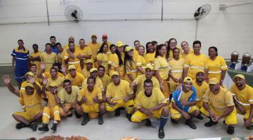 Dia do Gari e da Margarida é celebrado com café da manhã em ginásio na Zona Noroeste de Santos