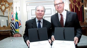 Médico e dentista são homenageados com medalhas na Prefeitura de Santos