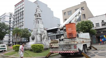 Voluntários limpam monumento a Braz Cubas no Centro de Santos