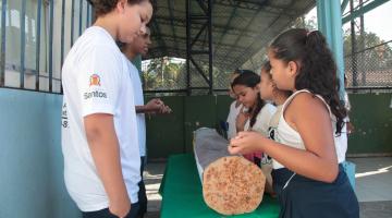 Jovens Doutores dão orientações de saúde a colegas de escola em Santos