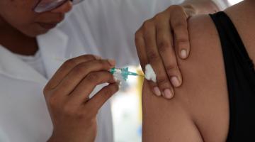 Posto volante em Santos oferece vacinação contra a gripe   