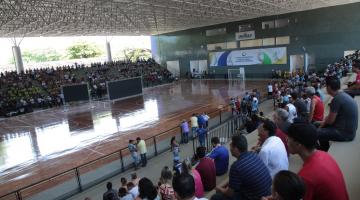 Vista geral do ginásio, com pessoas lotando a arquibancada. #Pracegover