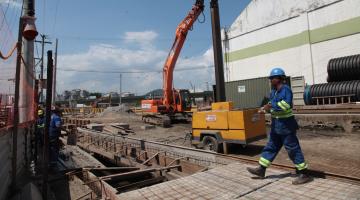 Lajes são instaladas sobre galeria de drenagem na Rua Ana Santos 