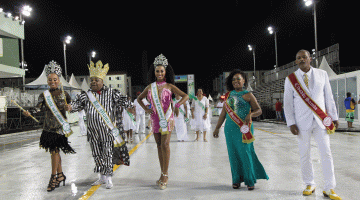 Cinco integrantes da corte carnavalesca de 2019 na pista do sambódromo. #Pracegover