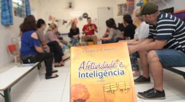 Autista compartilha história e desafios durante encontro em escola de Santos