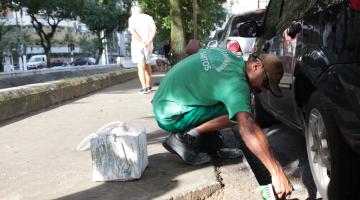 Postes e canteiros centrais de Santos recebem nova pintura