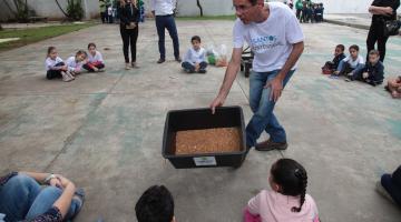 Programa vai levar composteiras portáteis a escolas para incentivar reciclagem