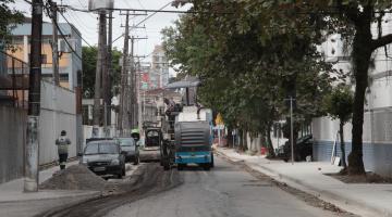 Rua Ernesto de Melo Jr. é preparada para pavimentação