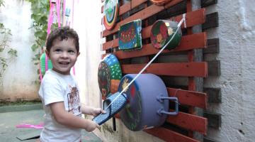 Alunos de escola municipal de Santos ganham parque sonoro com material reciclado