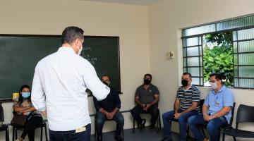 prefeito reunido com pessoas em sala #paratodosverem 