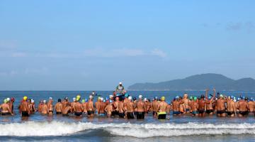 Atletas na água para largada #pracegover 