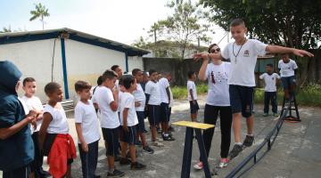 Semana do Brincar leva oficina de circo para a escola Pedro Crescenti