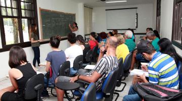 Oficinas de línguas com professores nativos iniciam lotadas