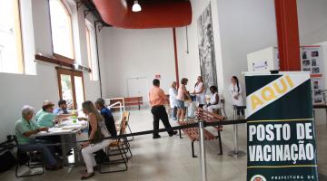 Posto volante no Poupatempo vacina 200 pessoas contra a febre amarela