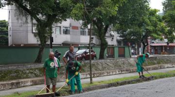 Vias de diversos bairros recebem capinação do Cuidando de Santos. Assista a vídeo