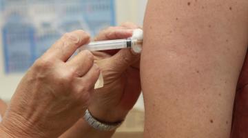 Santos monta esquema especial para vacinação contra a febre amarela; últimas doses na Poli Aparecida serão aplicadas em viajantes que vão para o exterior