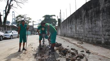 Calçada do antigo PS da Zona Leste passa por manutenção