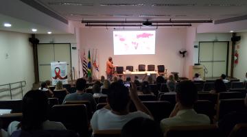 Seminário discute situação da Aids. Testes rápidos são oferecidos até sexta. Confira vídeo