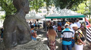 Pessoas estão em círculo durante homenagem a Zumbi #pracegover 