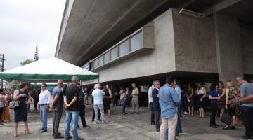 Hall na entrada da escola Acácio, projeto arquitetônico premiado. #Pracegover