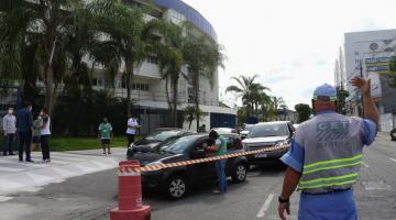 agente orienta fila de carros no drive thru #paratodosverem 