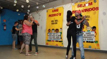 Projeto ensina dança de salão para surdos na escola Pedro II