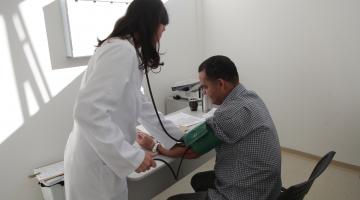 Santos vai remanejar médicos e pagar hora extra para suprir saída de cubanos