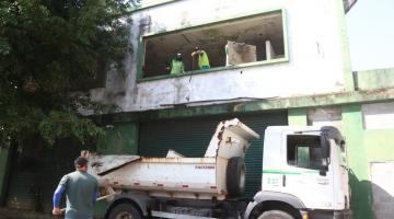 caminhão parado na porta do prédio para recolher entulho #paratodosverem