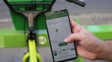 pessoa retira bicicleta com celular #paratodosverem