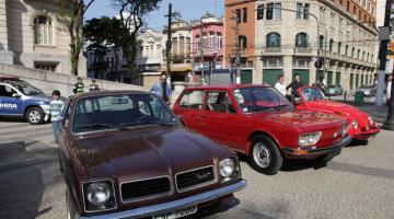 Carros antigos estacionados na Praça. #paratodosverem