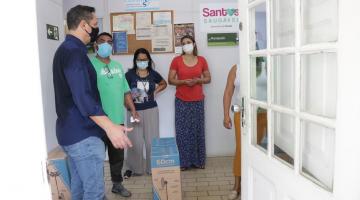 prefeito conversa com moradores em policlínica #paratodosverem 