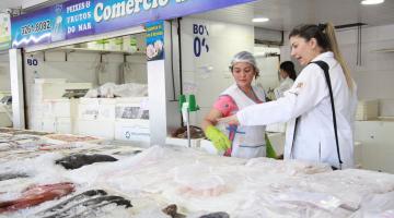Blitz resulta em cinco intimações no Mercado de Peixes. Assista a vídeo