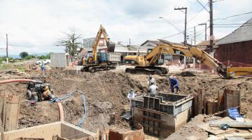 homens e máquinas atuando no remanejamento de tubulações #paratodosverem 