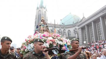 soldados carregam imagem com catedral ao fundo #paratodosverem
