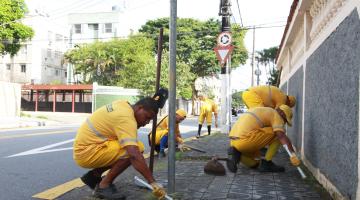 Limpeza de galerias segue em diversas vias neste sábado