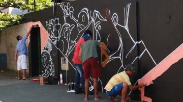 Oficina de grafite promove contato de pessoas em situação de rua com a arte