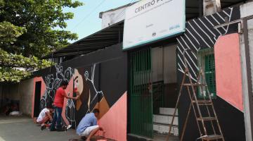 Oficina de grafite promove contato de pessoas em situação de rua com a arte. Assista a vídeo