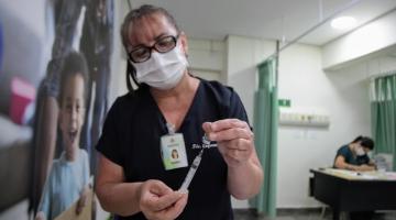 profissional manipula vacina #paratodosverem 