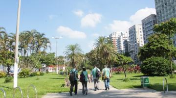 agentes percorrendo o jardim da orla #paratodosverem