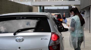 técnica aborda carro em fila do drive thru #paratodosverem 