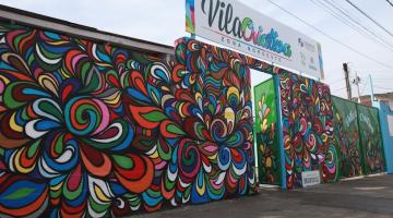 Fachada da Vila Criativa da Zona Noroeste com parede com mosaicos coloridos. #paratodosverem