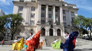 ciganas dançam na praça #paratodosverem