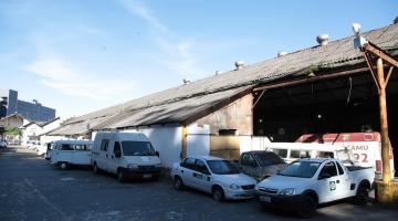 carros parados na lateral  da garagem #paratodosverem