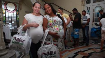 Mãe Santista completa seis anos de apoio a gestantes e realiza entrega de kits    