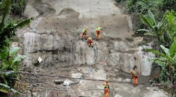 cinco trabalhadores atuando em encosta #paratodosverem