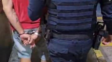 Guarda levando homem algemado #paratodosverem