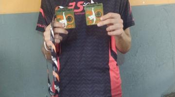 Atleta exibe duas medalhas #paratodosverem