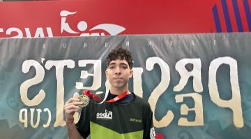 atleta com medalha na mão direita #paratodosverem